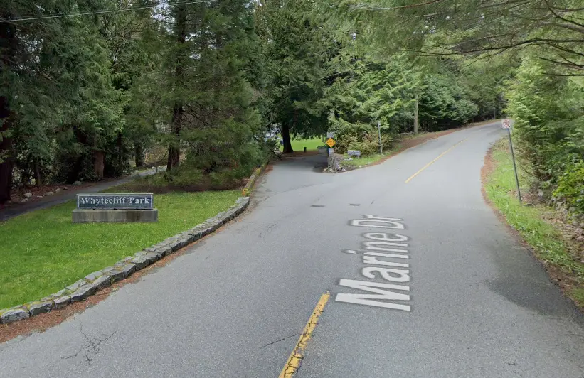 Entrance to Whytecliff Park. Remember that dog trails are leash required